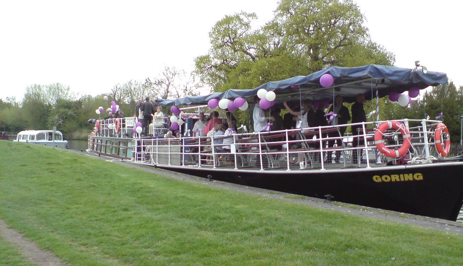 Celebration decoration package with balloon garland on Thames cruise