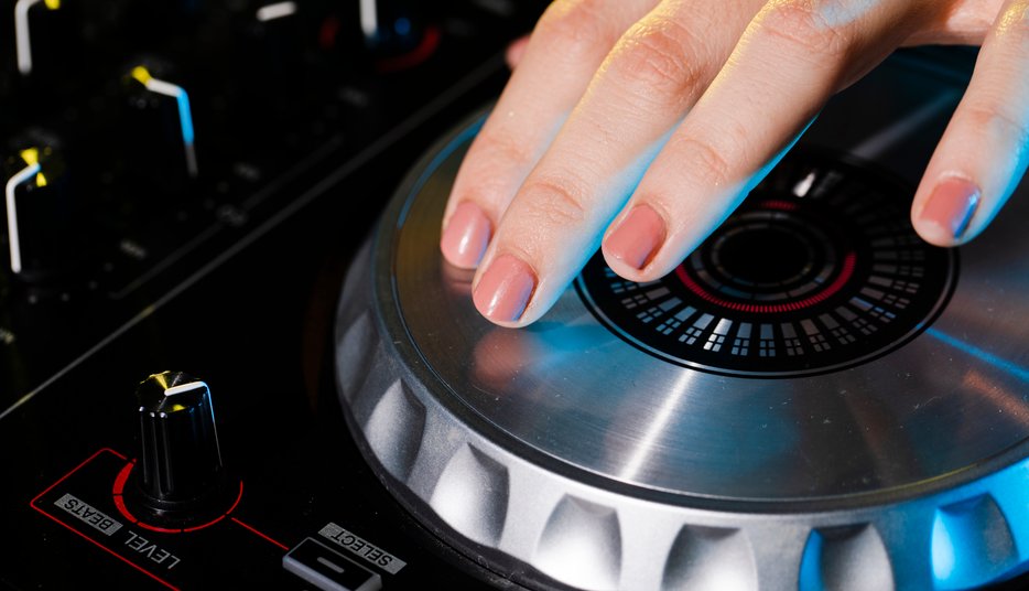 DJ entertainment on Thames river cruise